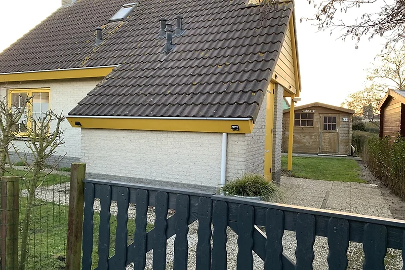 SUNSCHINE Parkplatz vor dem Haus