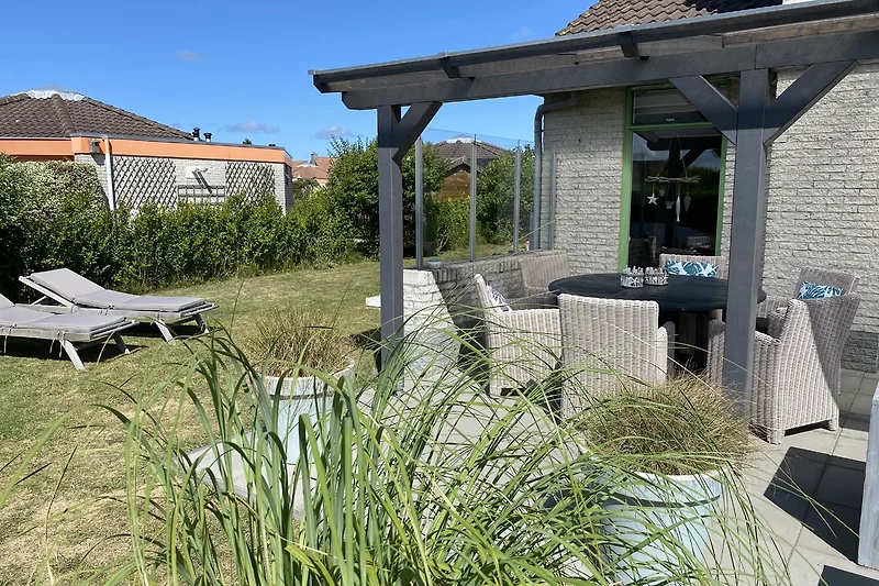 Mit großem Garten, komplett umzäunt