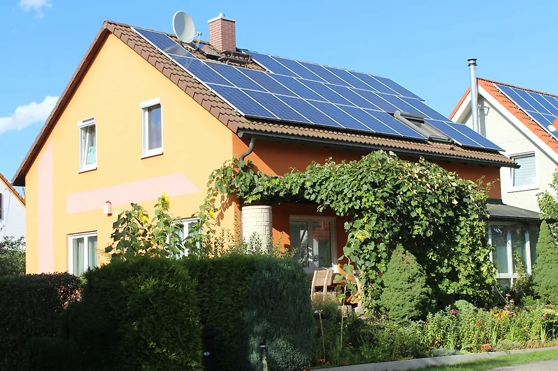 Solarenergie auf dem Dach mit Solarpanelen und Thermalkollektoren.