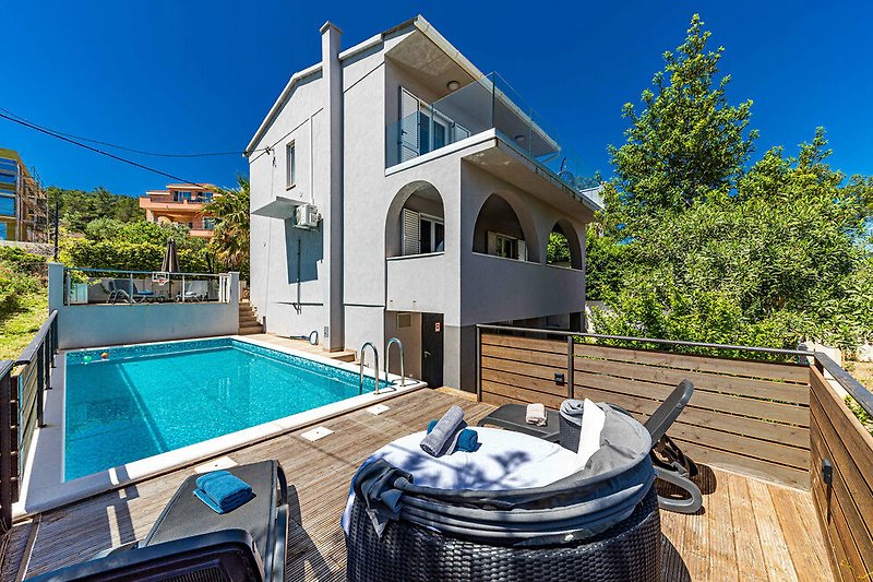 Resort mit Pool und Balkon, ideal zum Entspannen.