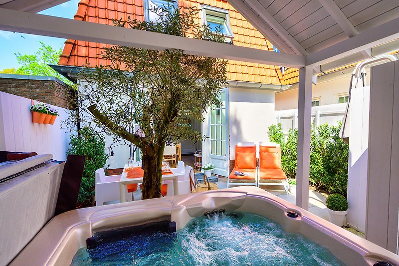 Villa mit Pool, Whirlpool und stilvoller Außenbeleuchtung.