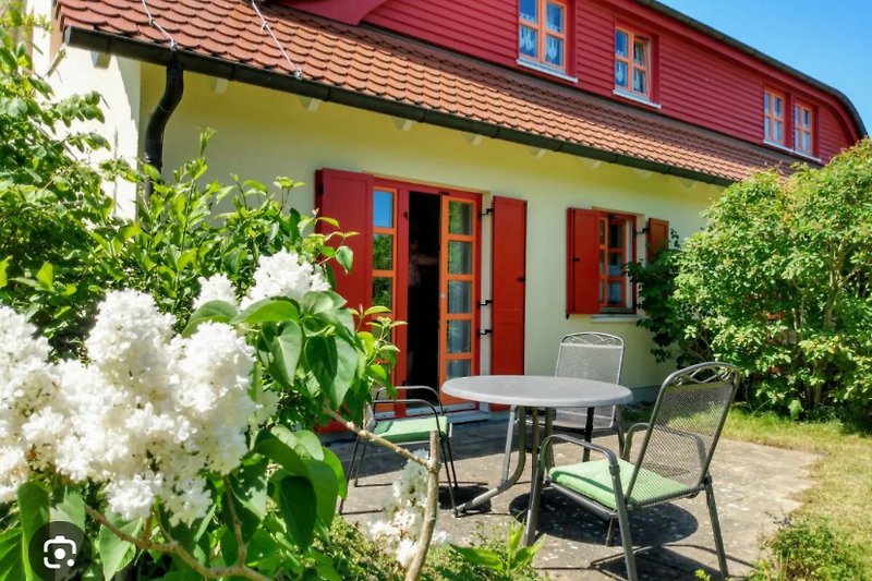 Die idyllisch gelegene Terrasse am großen Garten