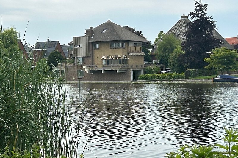 De villa met aan de onderzijde het vakantie appartement