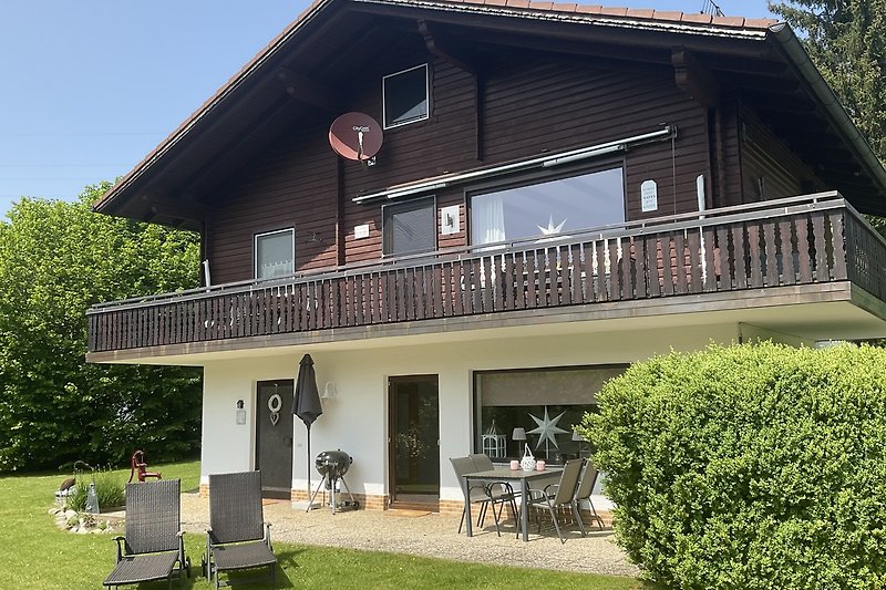 Vorderansicht Haus mit Terrasse und eigenem Gartenteil.