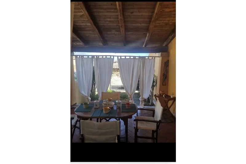 Elegante Einrichtung mit Tisch, Stühlen und Fensterbehandlung.