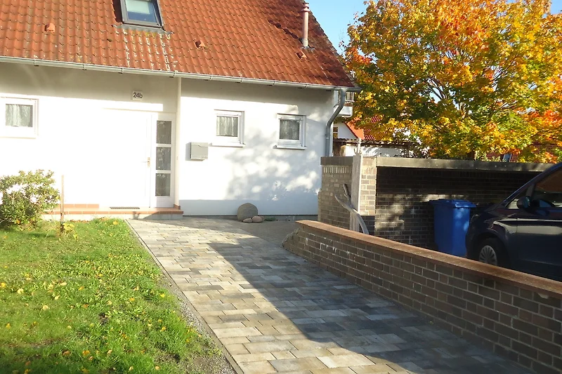 Gepflasterter Weg und Einfahrt aus Stein im ruhigen Wohngebiet.