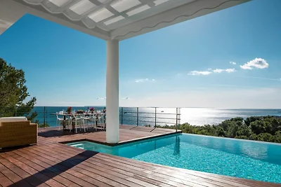 Chic and stylish villa in Roca Llisa