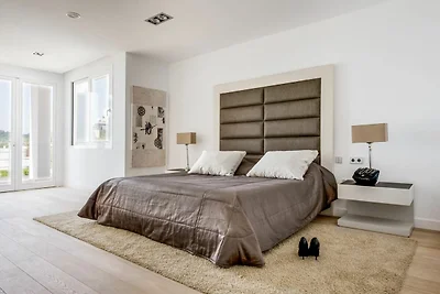 Chic and stylish villa in Roca Llisa