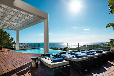 Chic and stylish villa in Roca Llisa