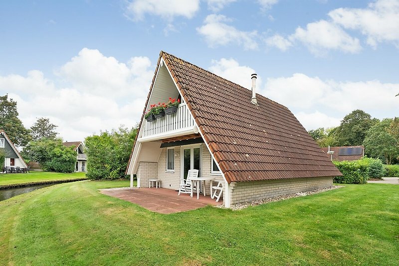 Gemütliches Bauernhaus mit gepflegtem Garten und schöner Landschaft.