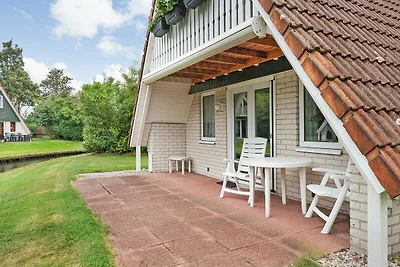 De Steenhoeve - 6 persoons vakantiehuis aan een visvijver op vakantiepark 't Hooge Holt