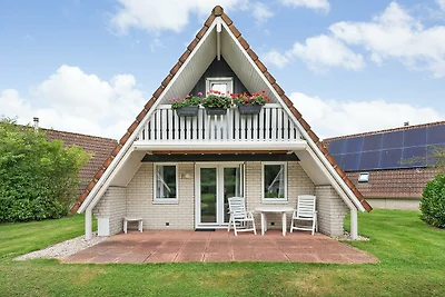 De Steenhoeve - 6 persoons vakantiehuis aan een visvijver op vakantiepark 't Hooge Holt