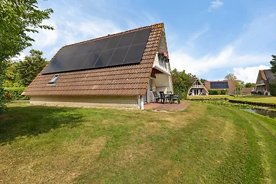 De Steenhoeve - 6 persoons vakantiehuis aan een visvijver op vakantiepark 't Hooge Holt