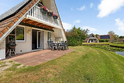 De Steenhoeve - 6 persoons vakantiehuis aan een visvijver op vakantiepark 't Hooge Holt