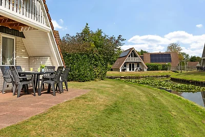 De Steenhoeve - 6 persoons vakantiehuis aan een visvijver op vakantiepark 't Hooge Holt