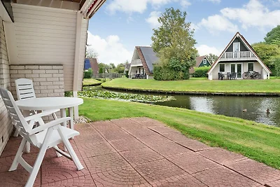 De Steenhoeve - 6 persoons vakantiehuis aan een visvijver op vakantiepark 't Hooge Holt