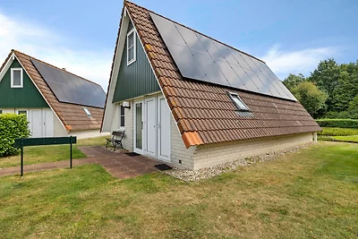 De Steenhoeve - 6 persoons vakantiehuis aan een visvijver op vakantiepark 't Hooge Holt
