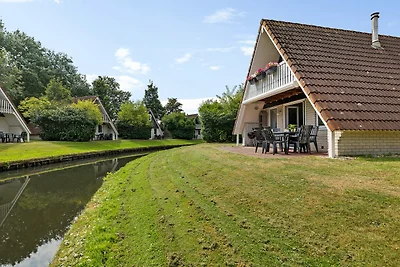De Steenhoeve - 6 persoons vakantiehuis aan een visvijver op vakantiepark 't Hooge Holt