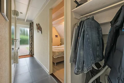 De Steenhoeve - 6 persoons vakantiehuis aan een visvijver op vakantiepark 't Hooge Holt
