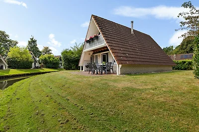 De Steenhoeve - 6 persoons vakantiehuis aan een visvijver op vakantiepark 't Hooge Holt