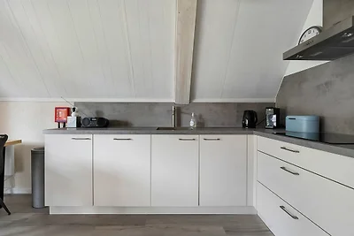 De Steenhoeve - 6 persoons vakantiehuis aan een visvijver op vakantiepark 't Hooge Holt