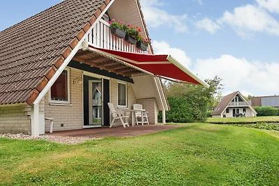 De Steenhoeve - 6 persoons vakantiehuis aan een visvijver op vakantiepark 't Hooge Holt