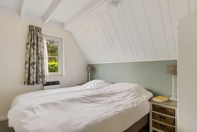 De Steenhoeve - 6 persoons vakantiehuis aan een visvijver op vakantiepark 't Hooge Holt