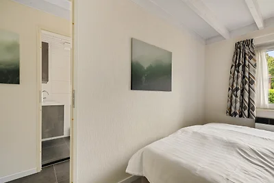De Steenhoeve - 6 persoons vakantiehuis aan een visvijver op vakantiepark 't Hooge Holt