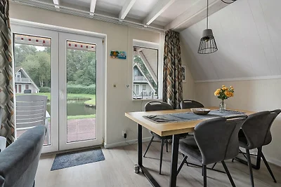 De Steenhoeve - 6 persoons vakantiehuis aan een visvijver op vakantiepark 't Hooge Holt