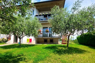 Appartamento a Lazise sul Lago di Garda con Piscina e Giardino