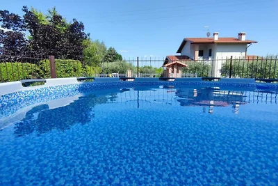 Appartamento a Lazise sul Lago di Garda con Piscina e Giardino
