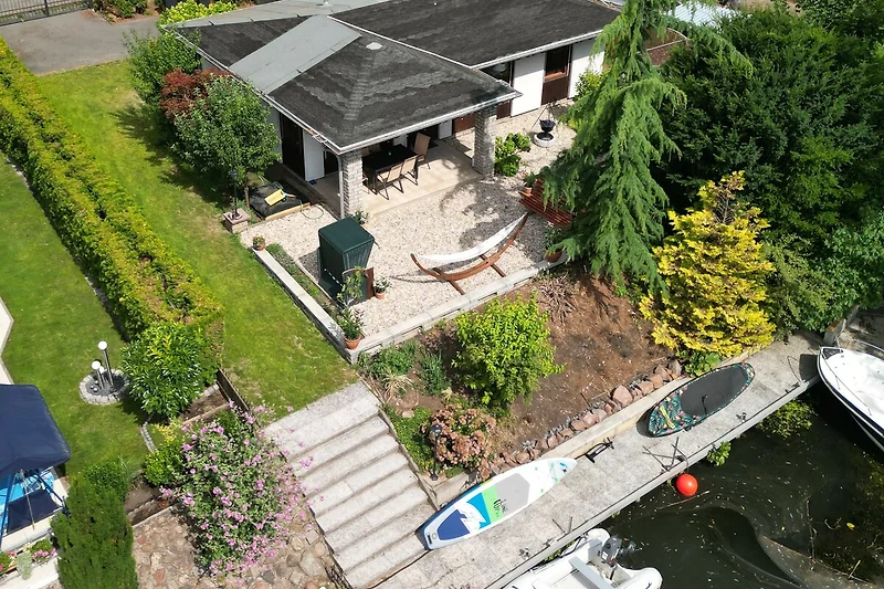 Luftaufnahme von Haus, Terrasse und Bootssteg