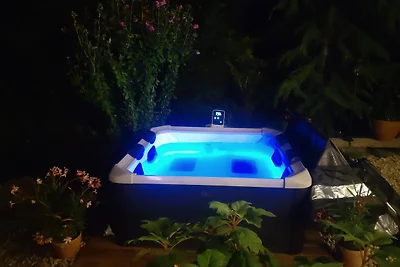 Ferienhaus am Wasser mit Boot und Whirlpool