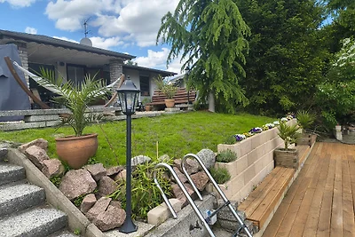 Ferienhaus am Wasser mit Boot und Whirlpool