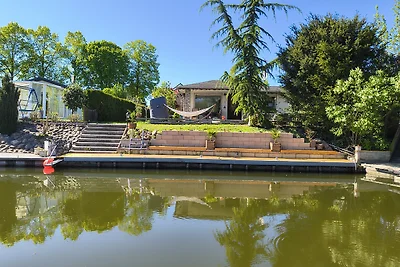 Ferienhaus am Wasser mit Boot und Whirlpool