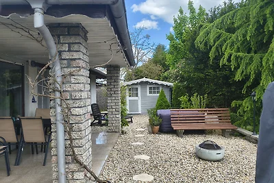 Ferienhaus am Wasser mit Boot und Whirlpool