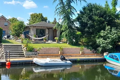 Ferienhaus am Wasser mit Boot und Whirlpool