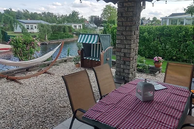 Ferienhaus am Wasser mit Boot und Whirlpool