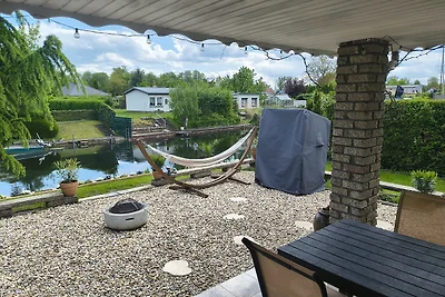 Ferienhaus am Wasser mit Boot und Whirlpool