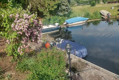 Ferienhaus am Wasser mit Boot und Whirlpool