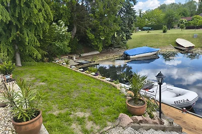 Ferienhaus am Wasser mit Boot und Whirlpool