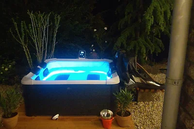 Ferienhaus am Wasser mit Boot und Whirlpool