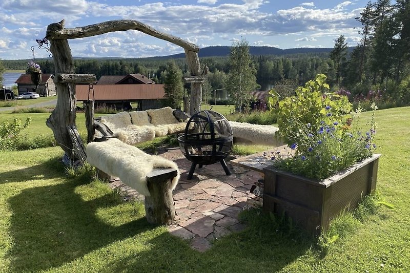 Zithoek in tuin, rondom een vuurkorf(barbecue)