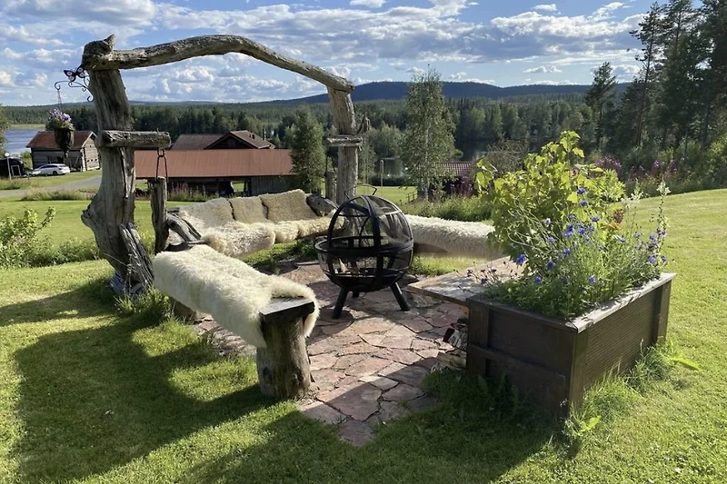 Zithoek in tuin, rondom een vuurkorf(barbecue)