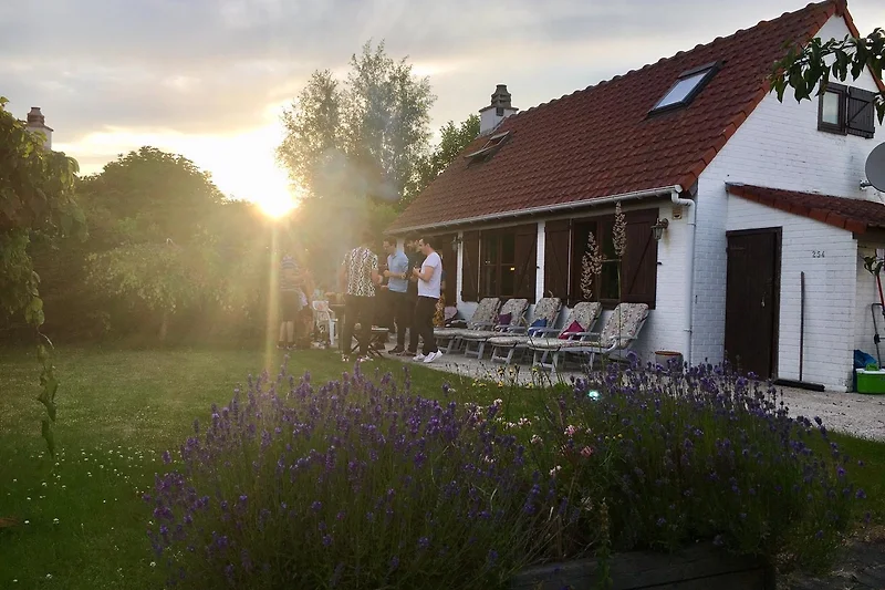 Großer, gemütlicher Garten mit Sitzbereich und Tisch.