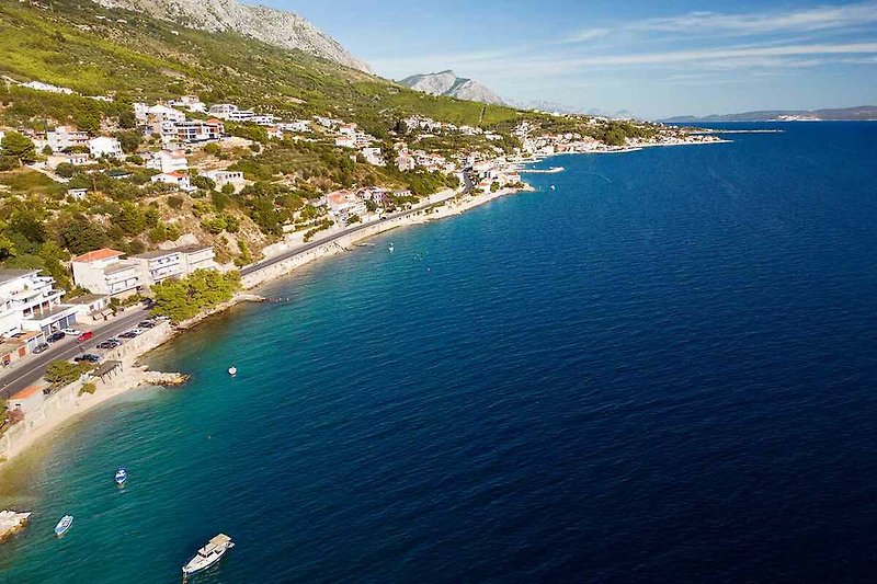Traumhafte Küste mit türkisblauem Meer und feinem Sandstrand.