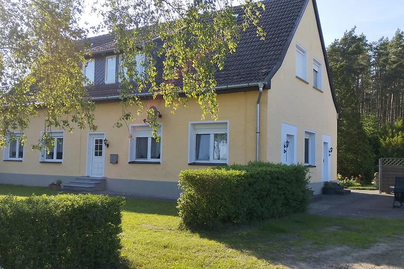Charmantes Landhaus mit gepflegtem Garten und einladender Fassade.