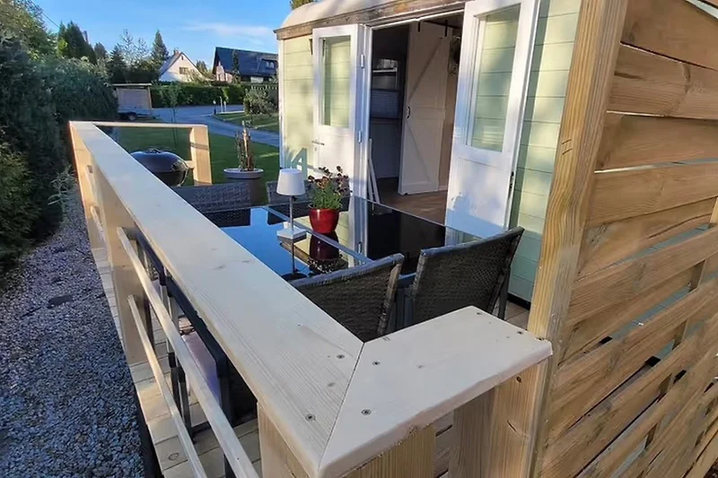 Holzterrasse mit Loungemöbeln
