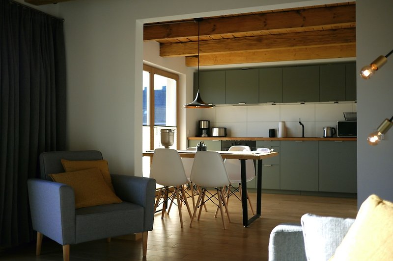 Einladendes Wohnzimmer mit Holzmöbeln und eleganter Beleuchtung.