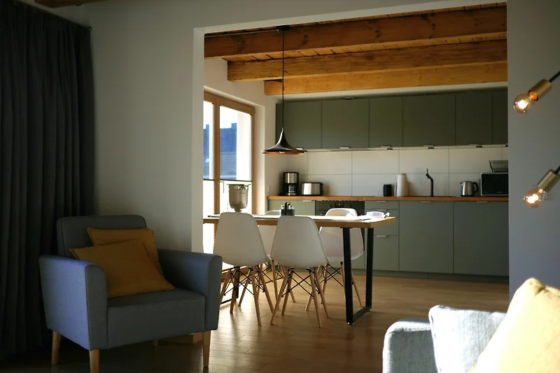 Einladendes Wohnzimmer mit Holzmöbeln und eleganter Beleuchtung.